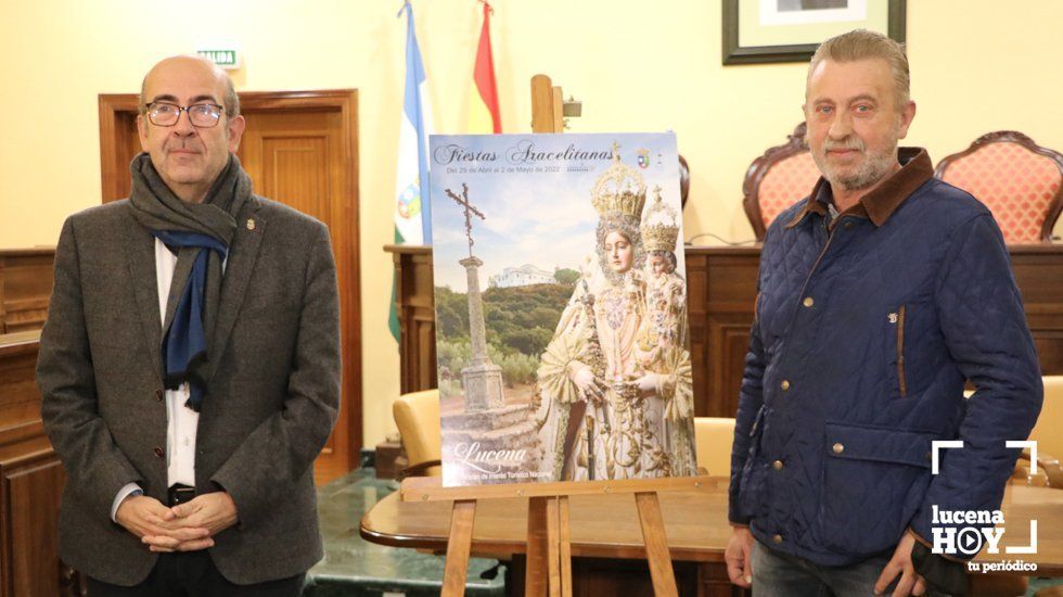  José Pedro Moreno y Miguel Cantero junto al cartel de las Fiestas Aracelitanas 