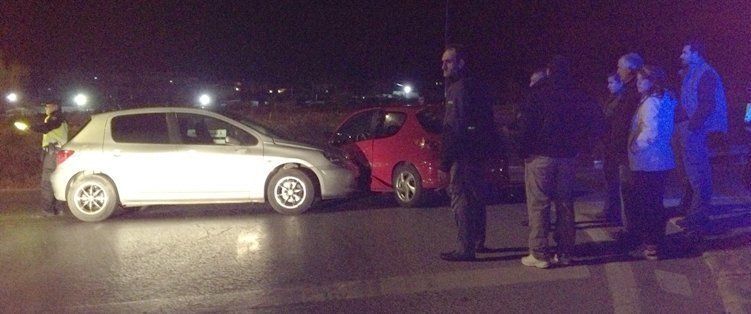  Accidente de tráfico en el cruce semafórico de la carretera de Cabra 