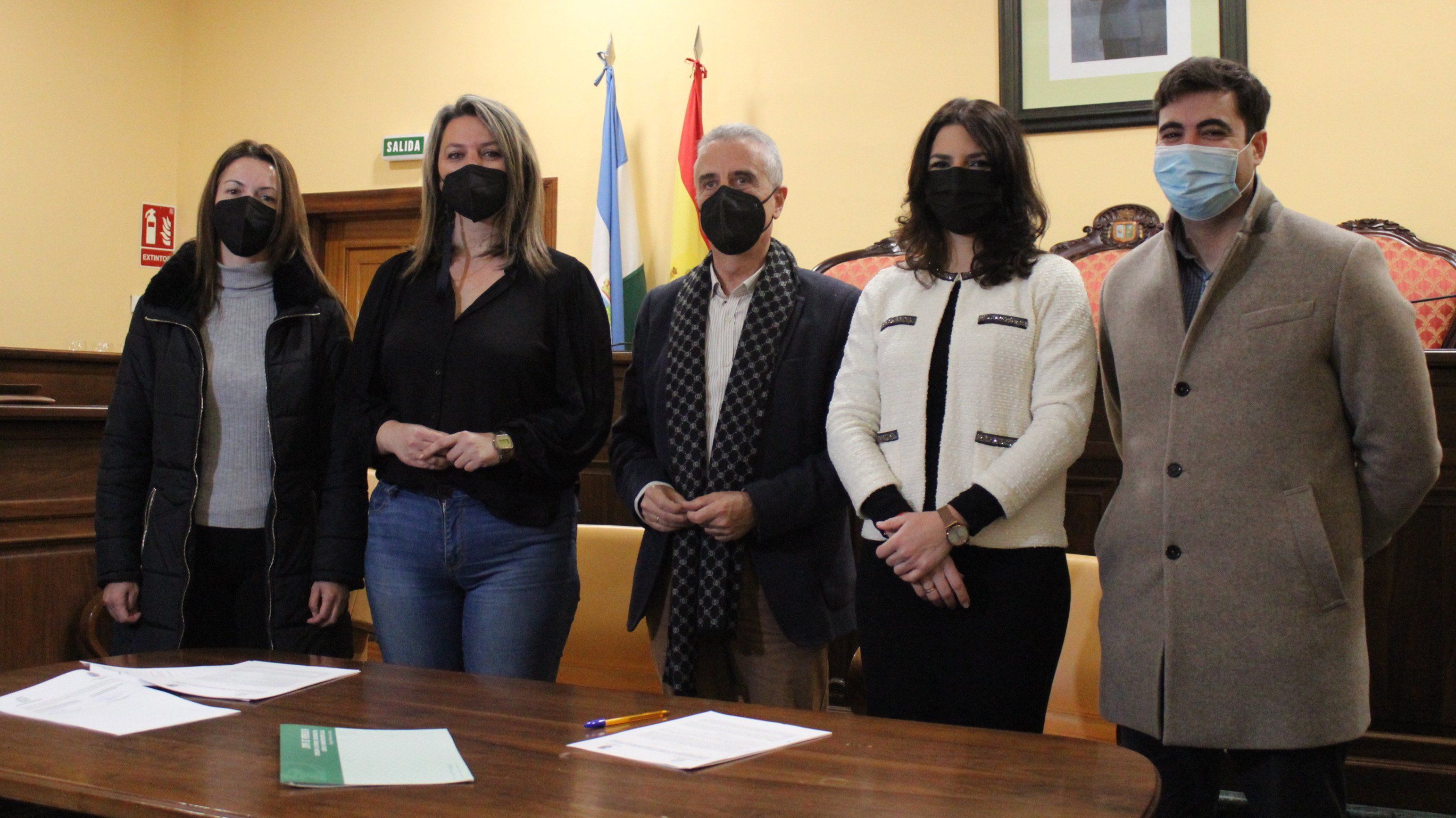  Juan Pérez y Purificación Joyera junto a otros miembros de la corporación municipal durante la rúbrica del documento 