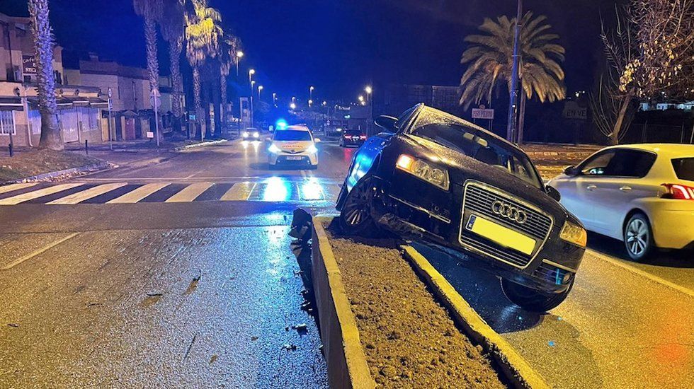  Un coche queda "atrapado" en la nueva mediana de la avenida Miguel Cuenca 