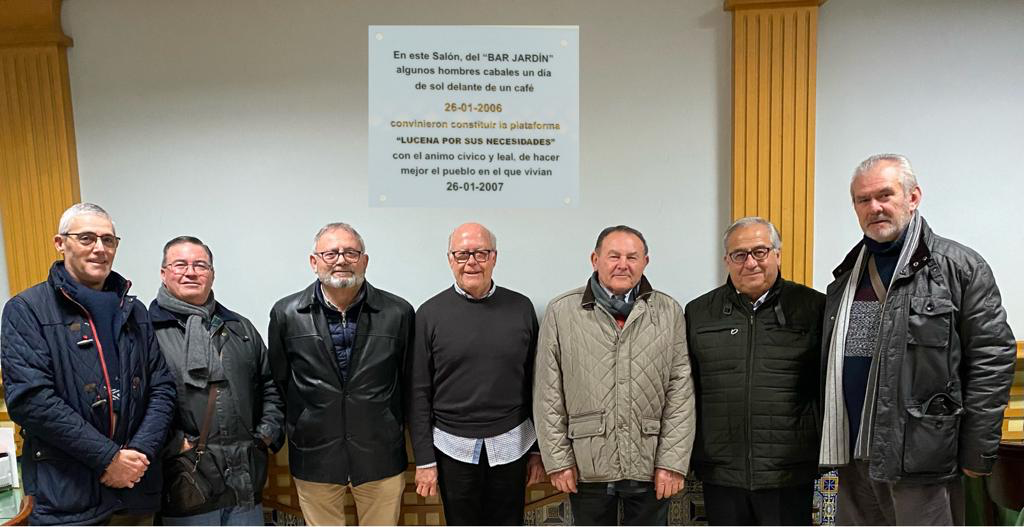 Miembros de la plataforma en la reunión mantenida la pasada semana para celebrar el 17 Aniversario de la creación del colectivo. Foto: Plataforma Lucena por sus Necesidades Sanitarias