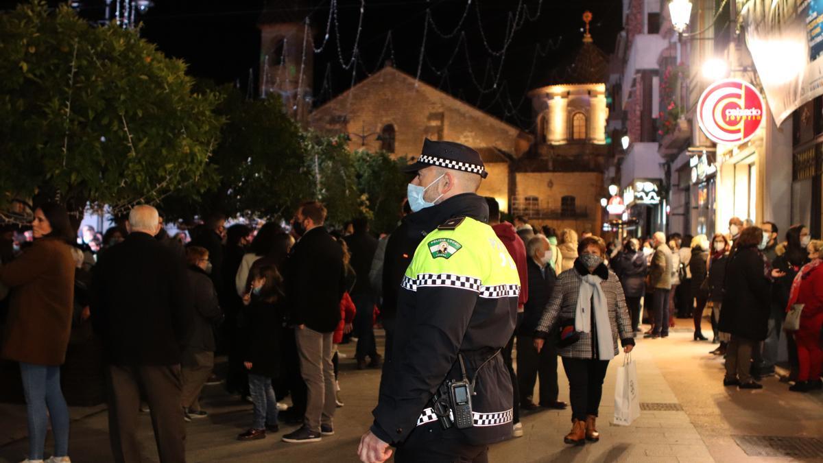 Un agente de la policía local en la plaza Nueva. Archivo