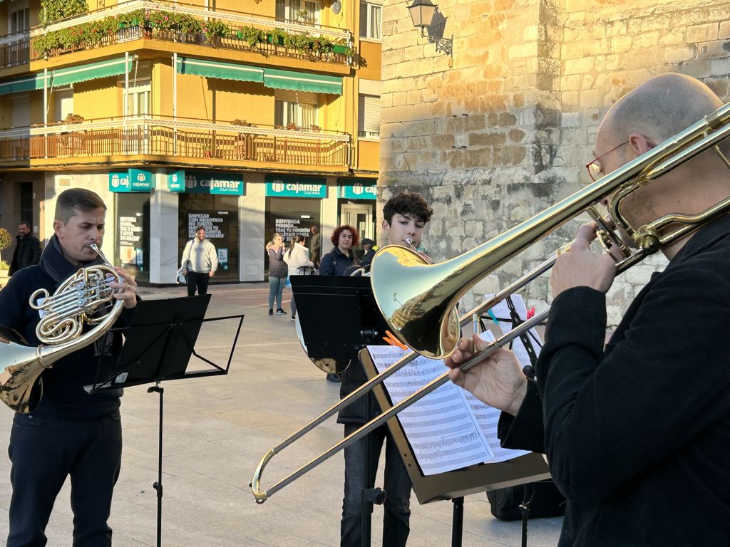 Un concierto de profesorado y alumnos del Conservatorio de Lucena en la vía pública. Archivo