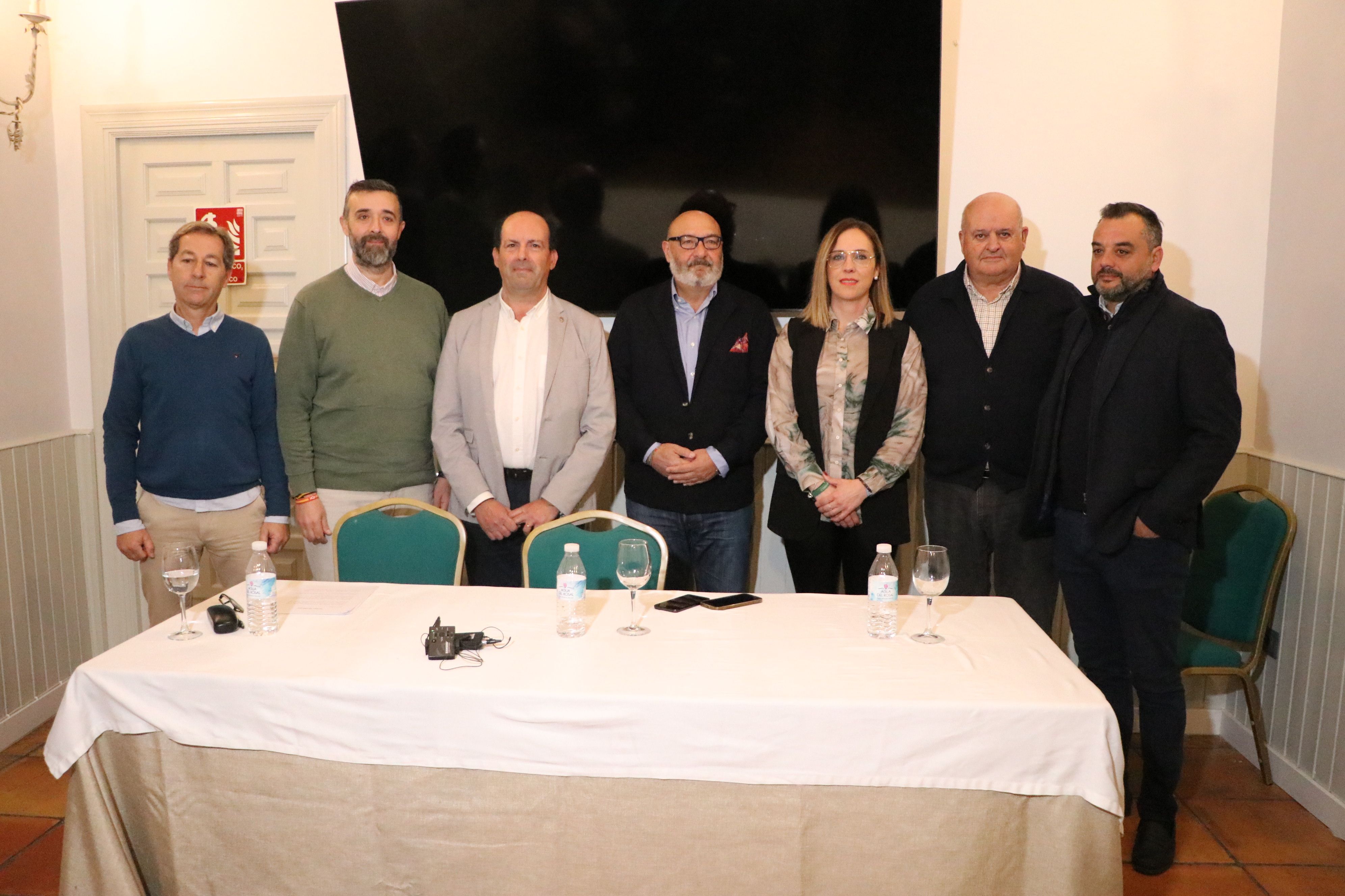 Paco Huertas junto a miembros de l ejecutiva provincial y local de Vox Lucena