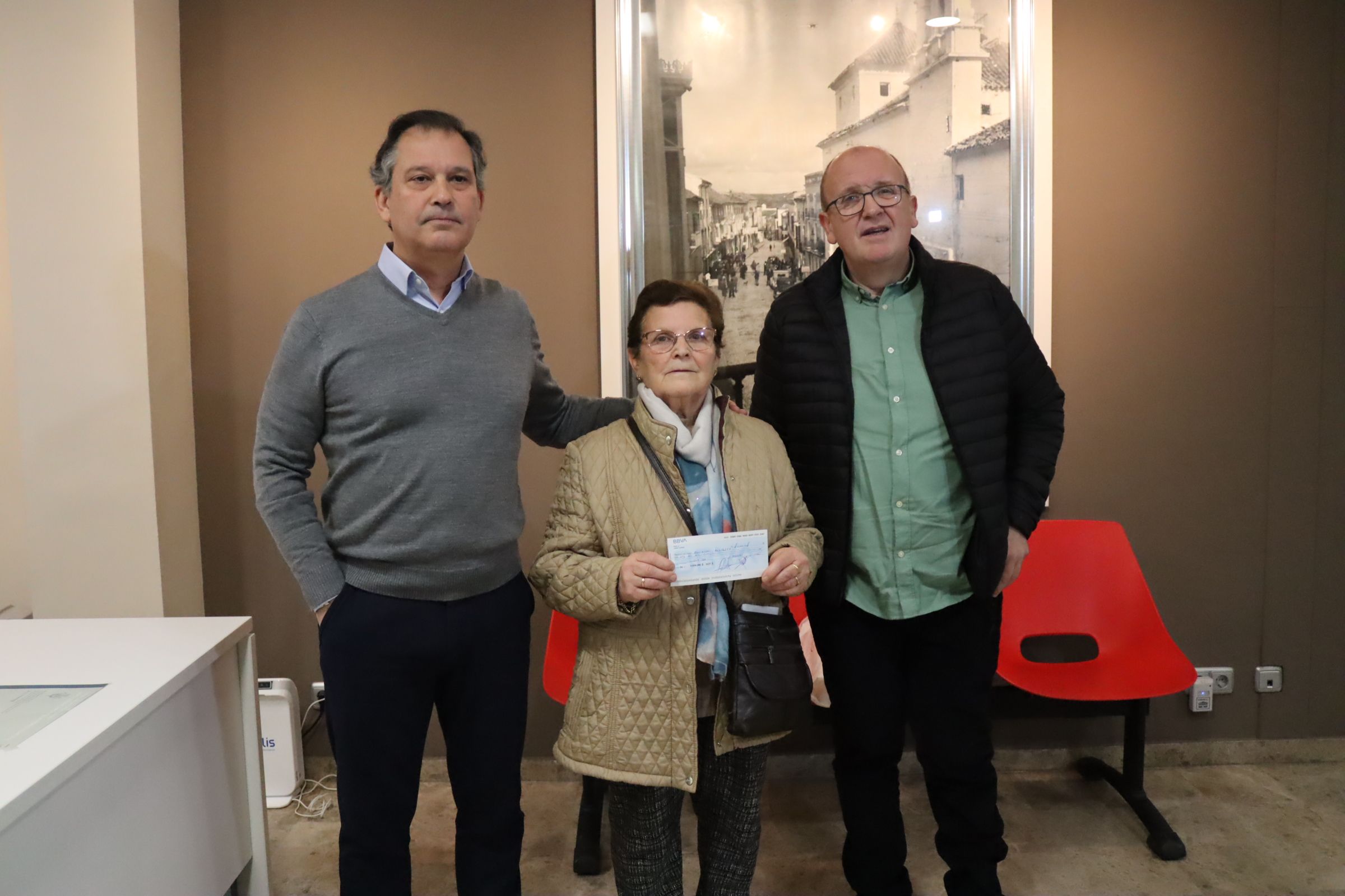 Momento de la entrega del donativo por parte de Gestoría Aras a la asociación Alsubjer