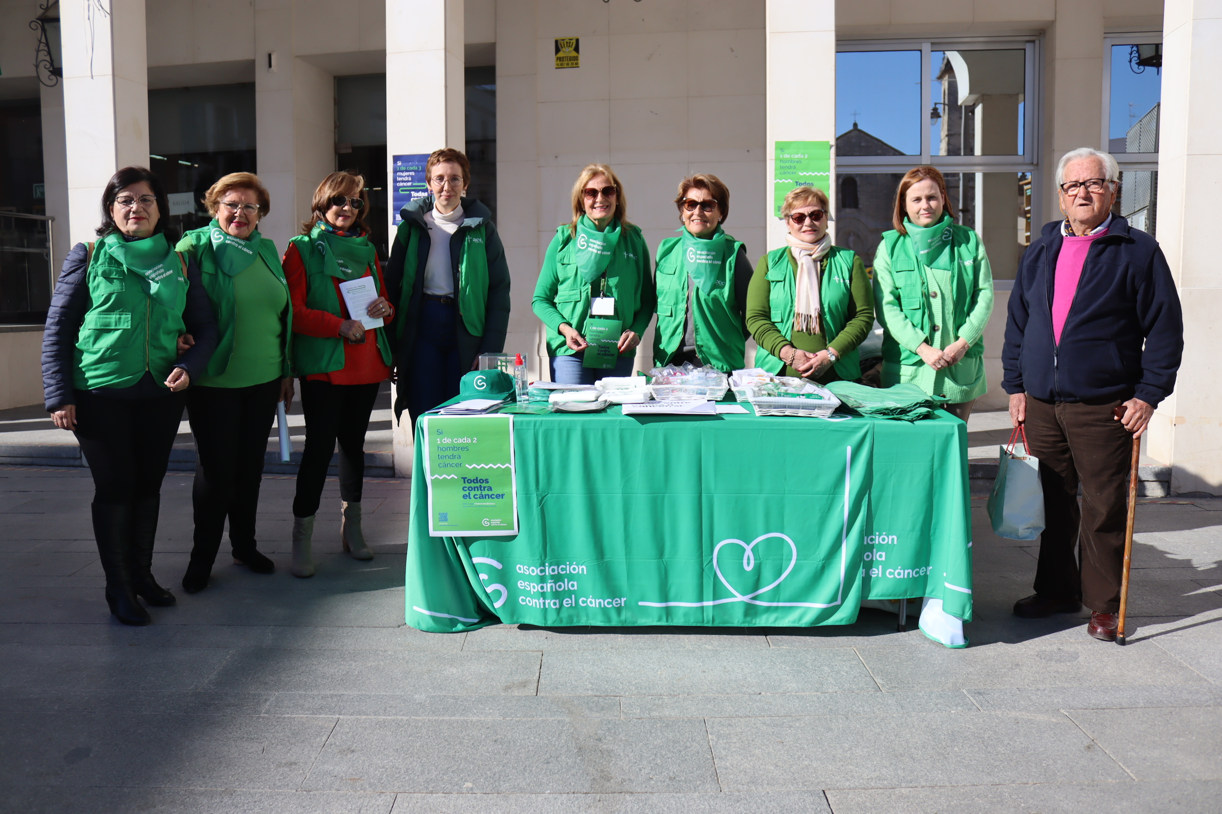 Mesa informativa instalada en la Plaza Nueva por el Día Mundial Contra el Cáncer