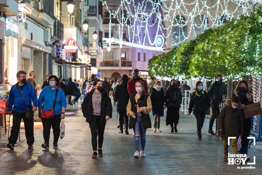  Varias personas caminan por el centro de Lucena. 