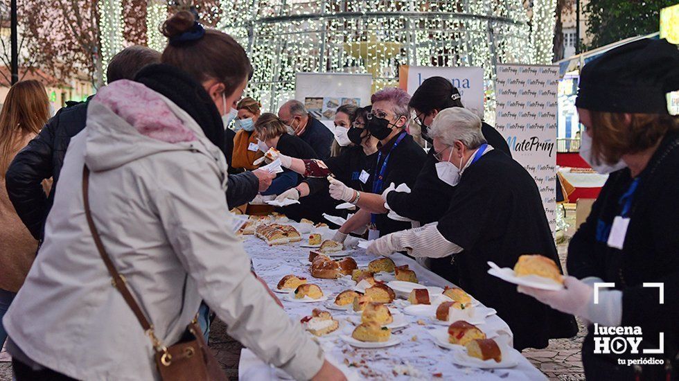  Alguno de los primeros trozos de Roscón de Reyes solidario repartidos esta tarde en Lucena. Foto: Jesús Cañete 