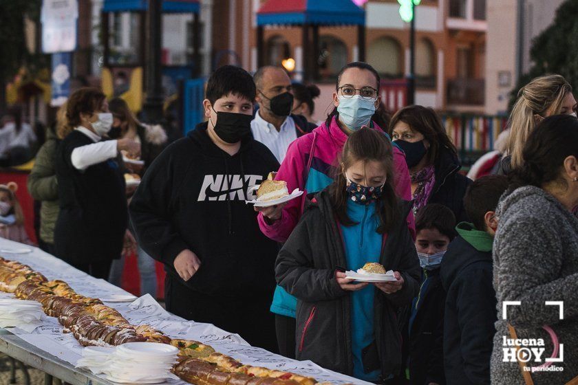 GALERÍA: Sabor a Solidaridad: Las fotos del Roscón de Reyes Gigante de Lucena