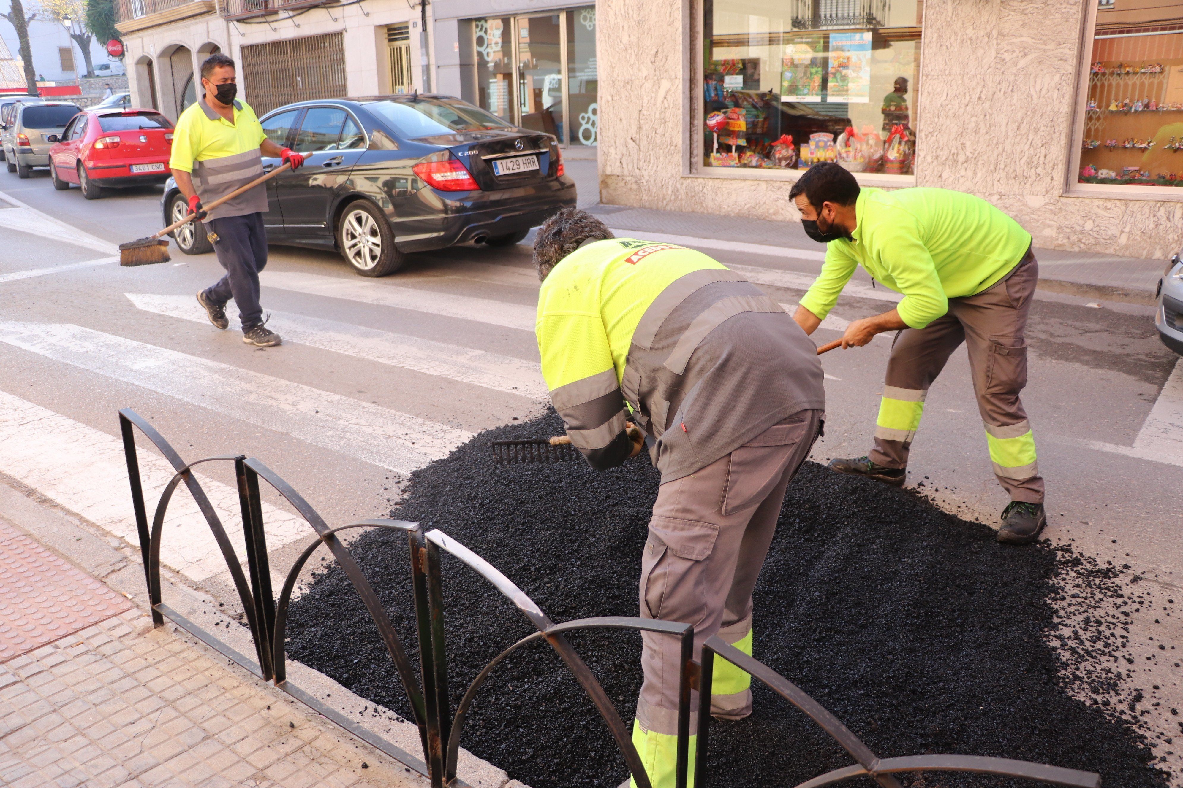  Operarios preparan las calles por las que discurrirán las carrozas 