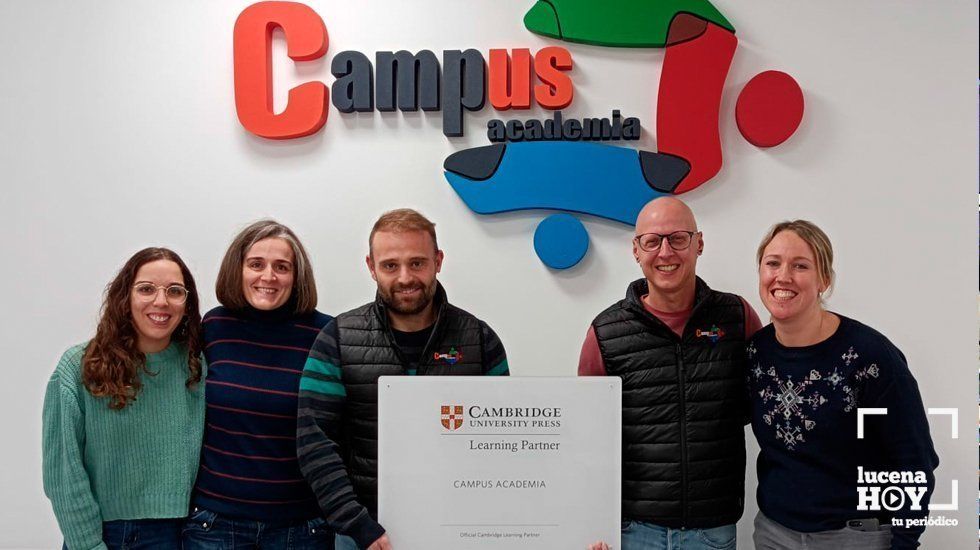  El equipo de Campus Academia en Lucena con el reconocimiento "Cambridge Learning Partner" 