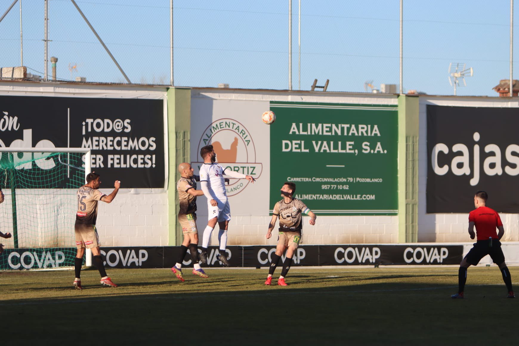 Salto entre jugadores de ambos equipos (Imagen: CD Pozoblanco)