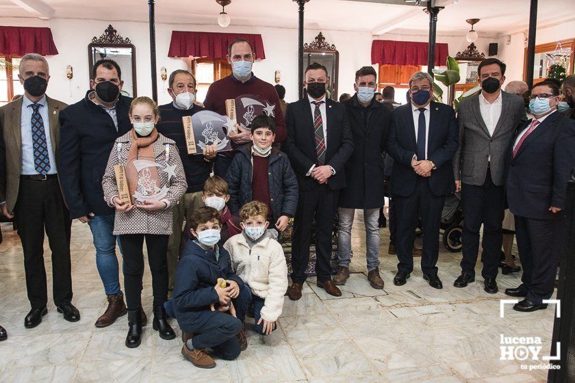  Ganadores de los tres primeros premios de la cabalgata junto a miembros de la Peña Amigos de ls Magos y la corporación municipal 