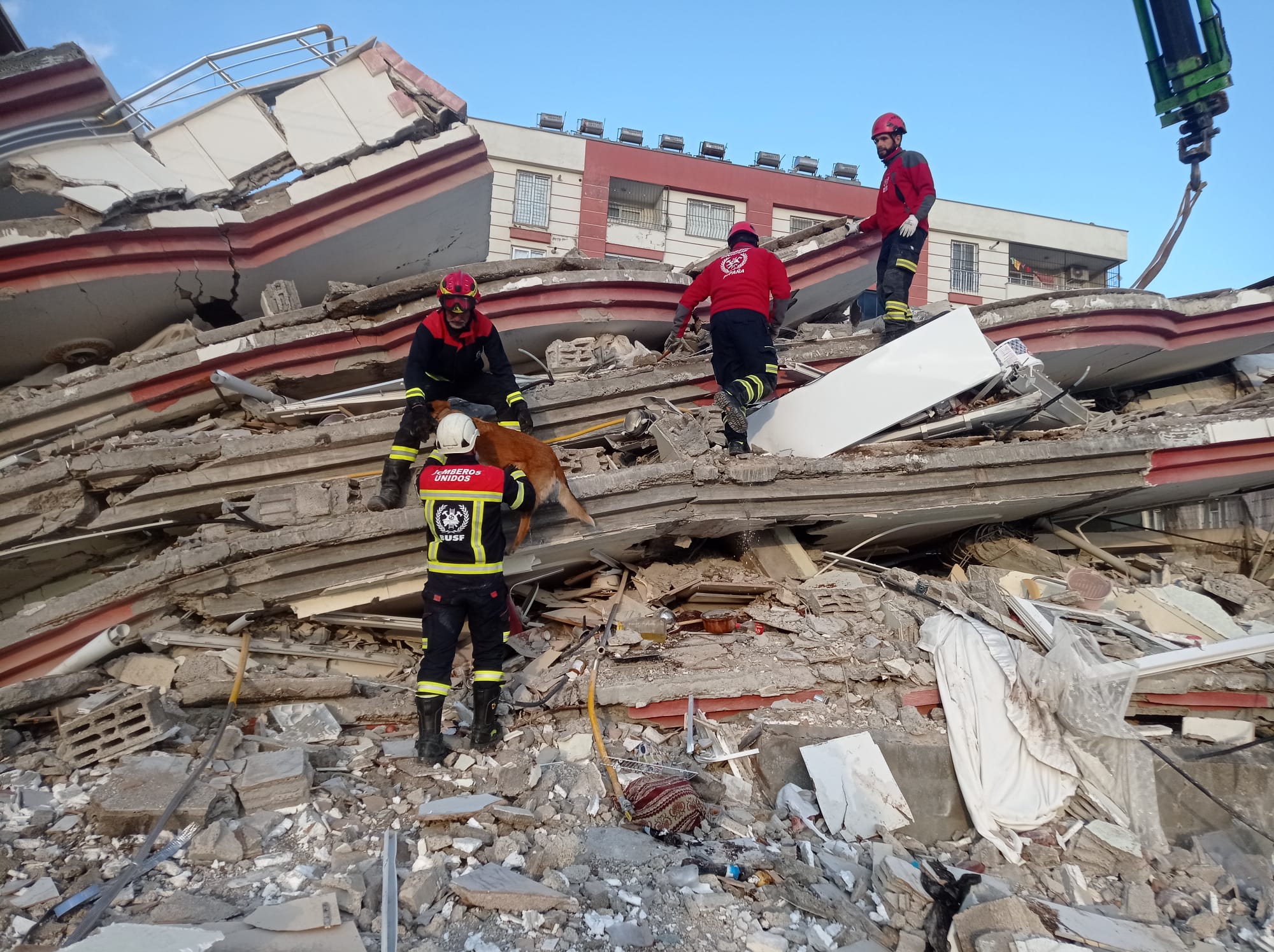 Bomberos del parque provincial en labores de rescate de posibles supervivientes en Turquía