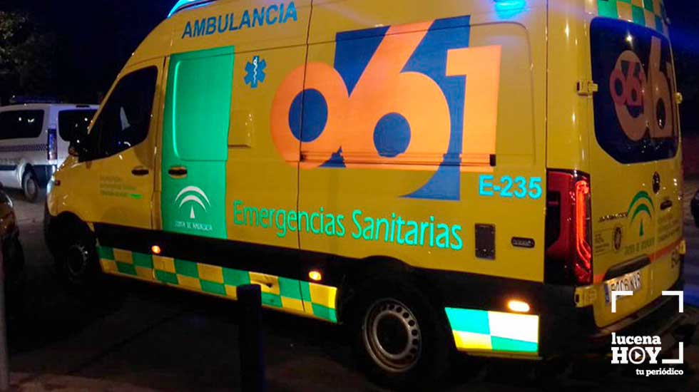  Una ambulancia del 061 atiende un accidente. Archivo 