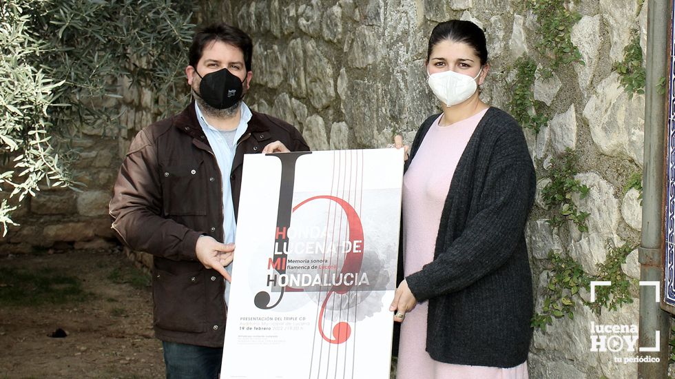  Cheli López y Mamen Beato muestran el cartel del acto de presentación de este trabajo discográfico sobre el flamenco de Lucena 