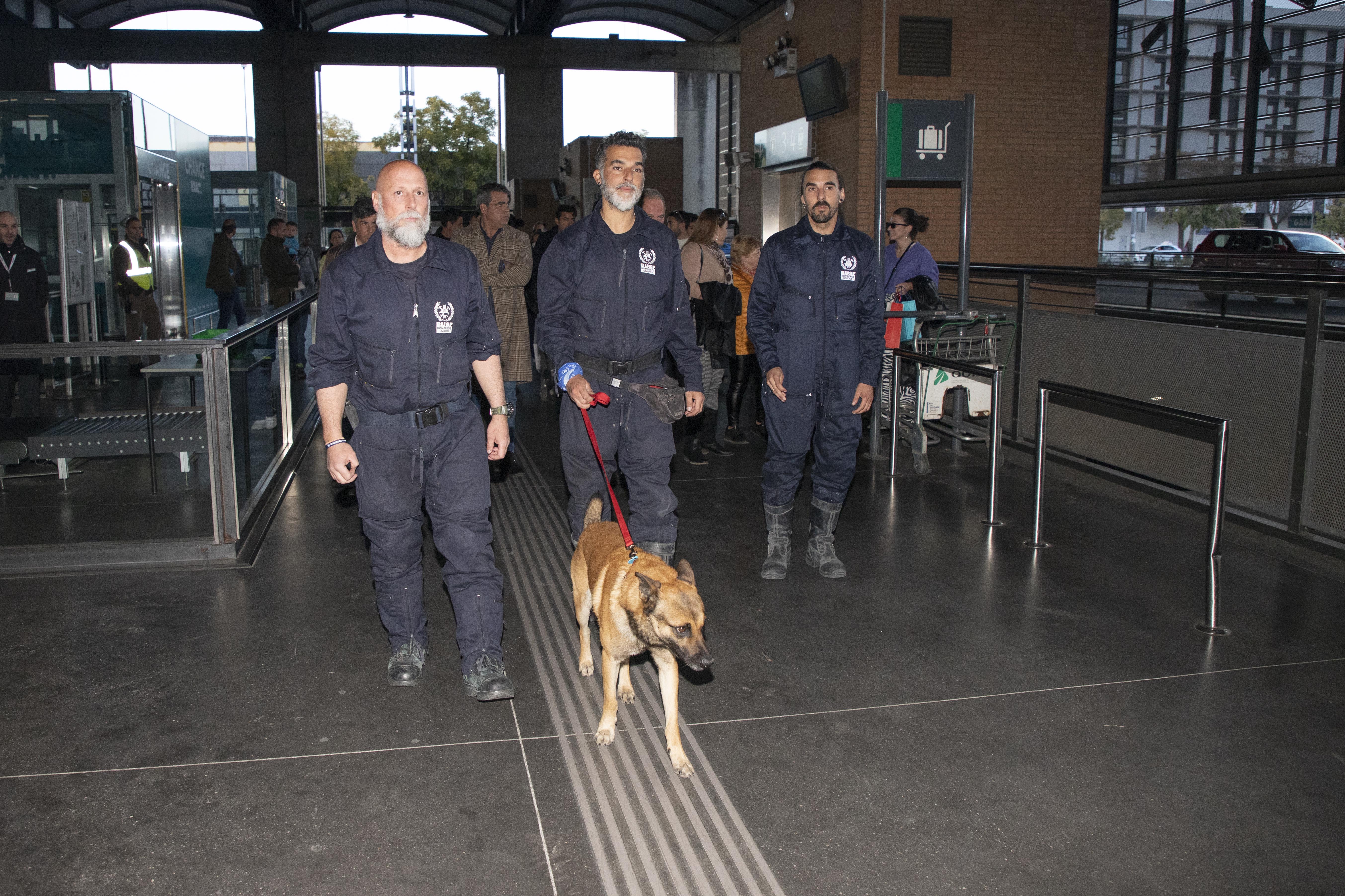 Recibimiento a los tres bomberos cordobeses que han estado en Turquía