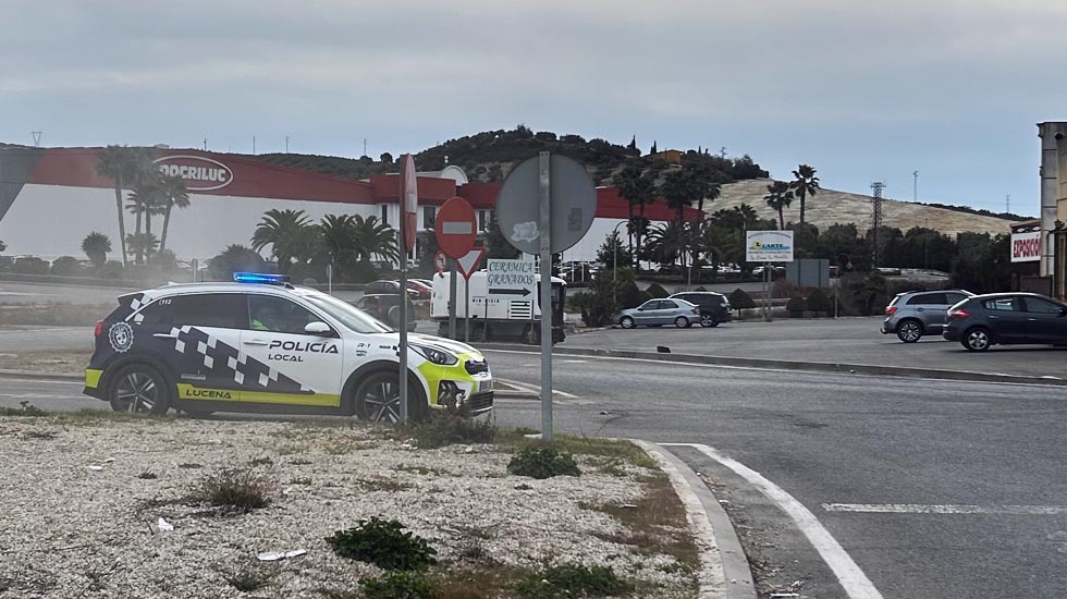 Un vehículo de la policía local en el lugar en el que se ha producido el accidente mientras los servicios operativos concluyen las tareas de limpieza