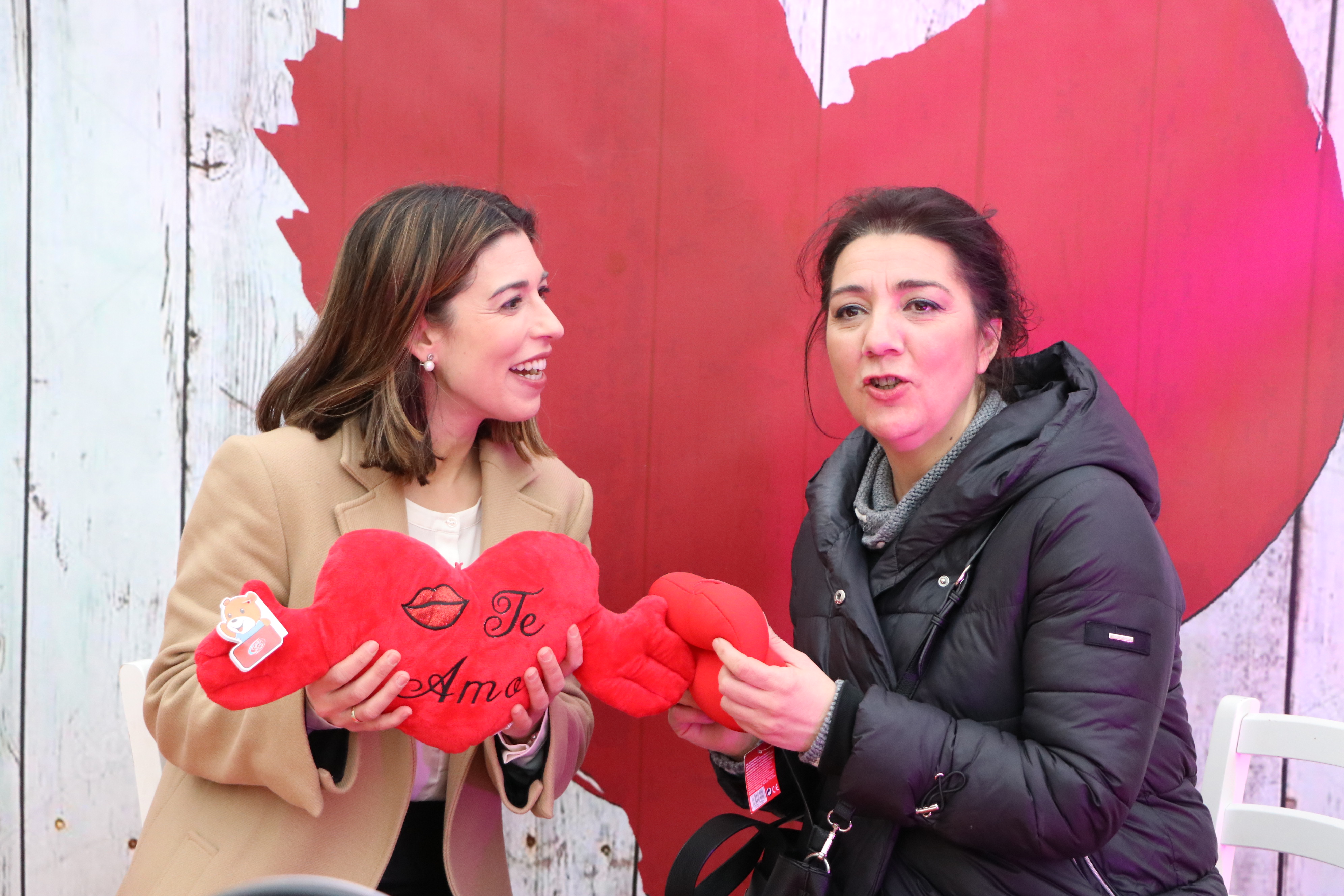 Teresa Alonso y Pepa Romero ayer, durante la Campaña del Día de los Enamorados del CCA Eliossana en la Plaza Nueva