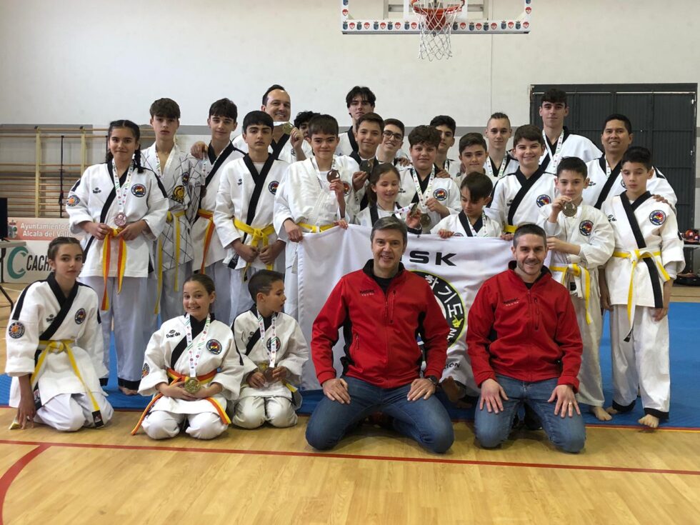 Alumnos y responsables de la escuela Moo Shin Kwan de Lucena en el Open de Andalucía