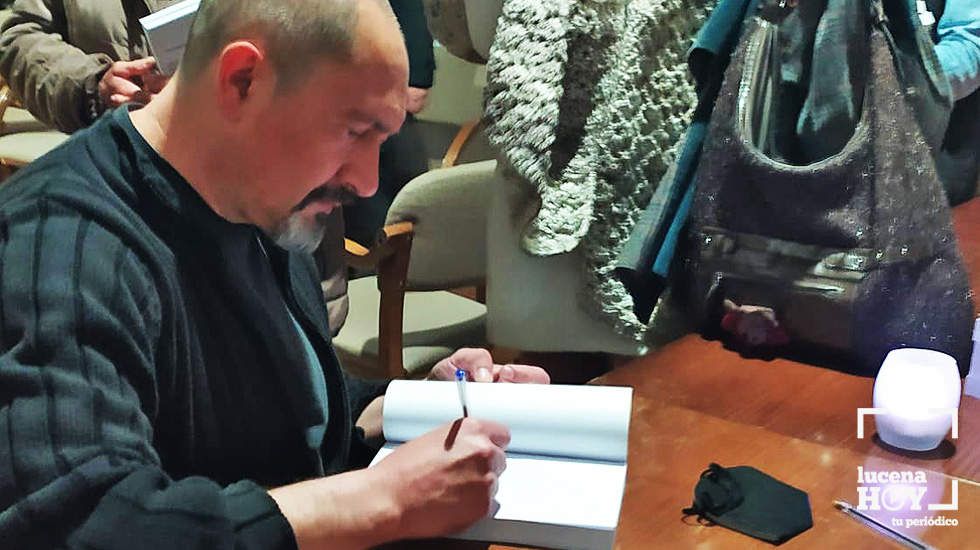  Pepe Martos firmando algunos de los ejemplares de su libro tras la presentación 