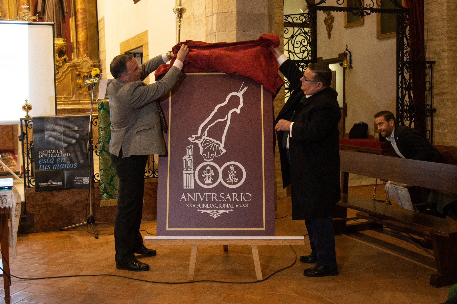 El hermano mayor de la cofradía, Javier Sánchez y Francisco Javier Gradit descubren el logotipo del Centenario Fundacional de la Cofradía de la Columna
