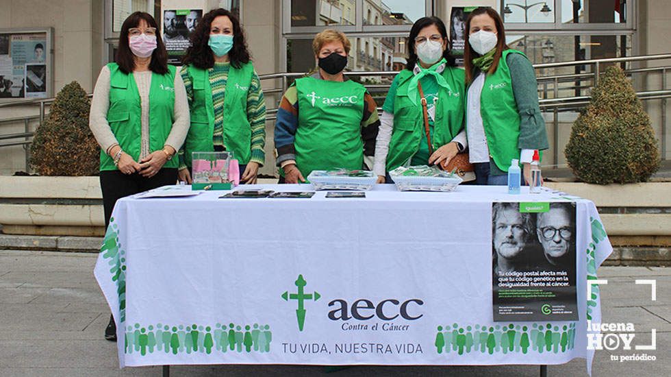  Mesa informativa de la AECC en la Plaza Nueva 