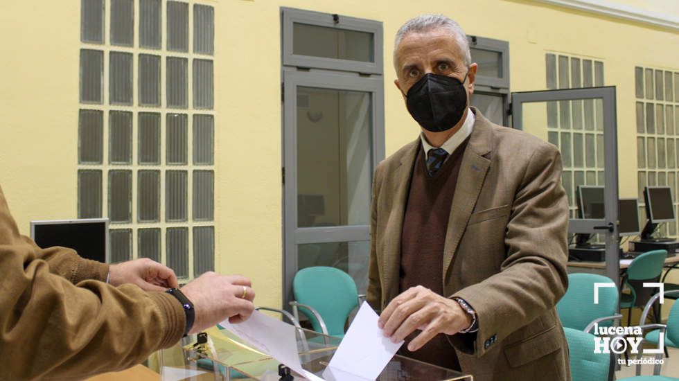  Juan Pérez deposita su voto en la jornada electoral interna del PSOE de Lucena. 