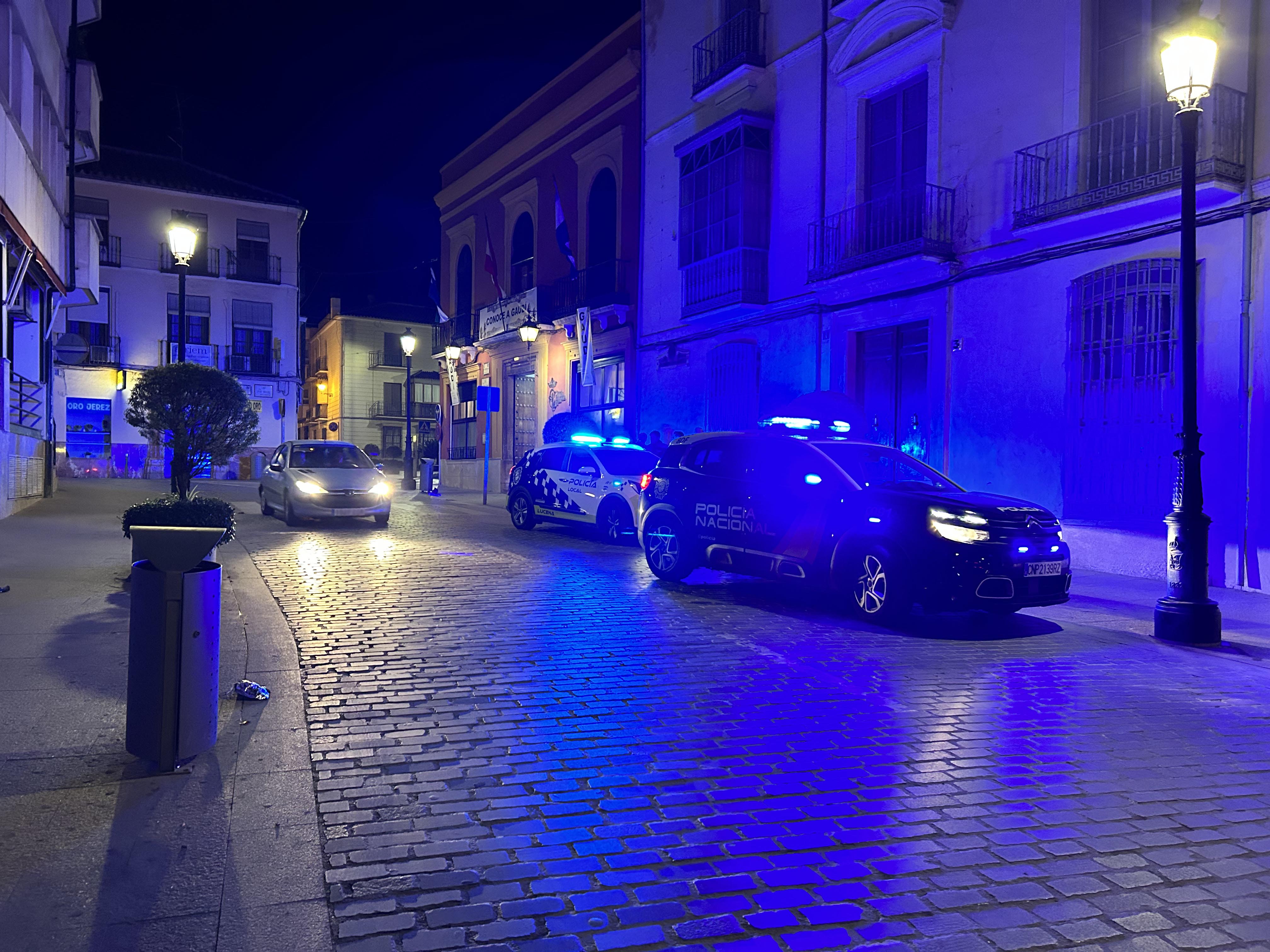 Dos vehículos de la Policía Nacional y Policía Local en la calle Las Torres de Lucena. Archivo