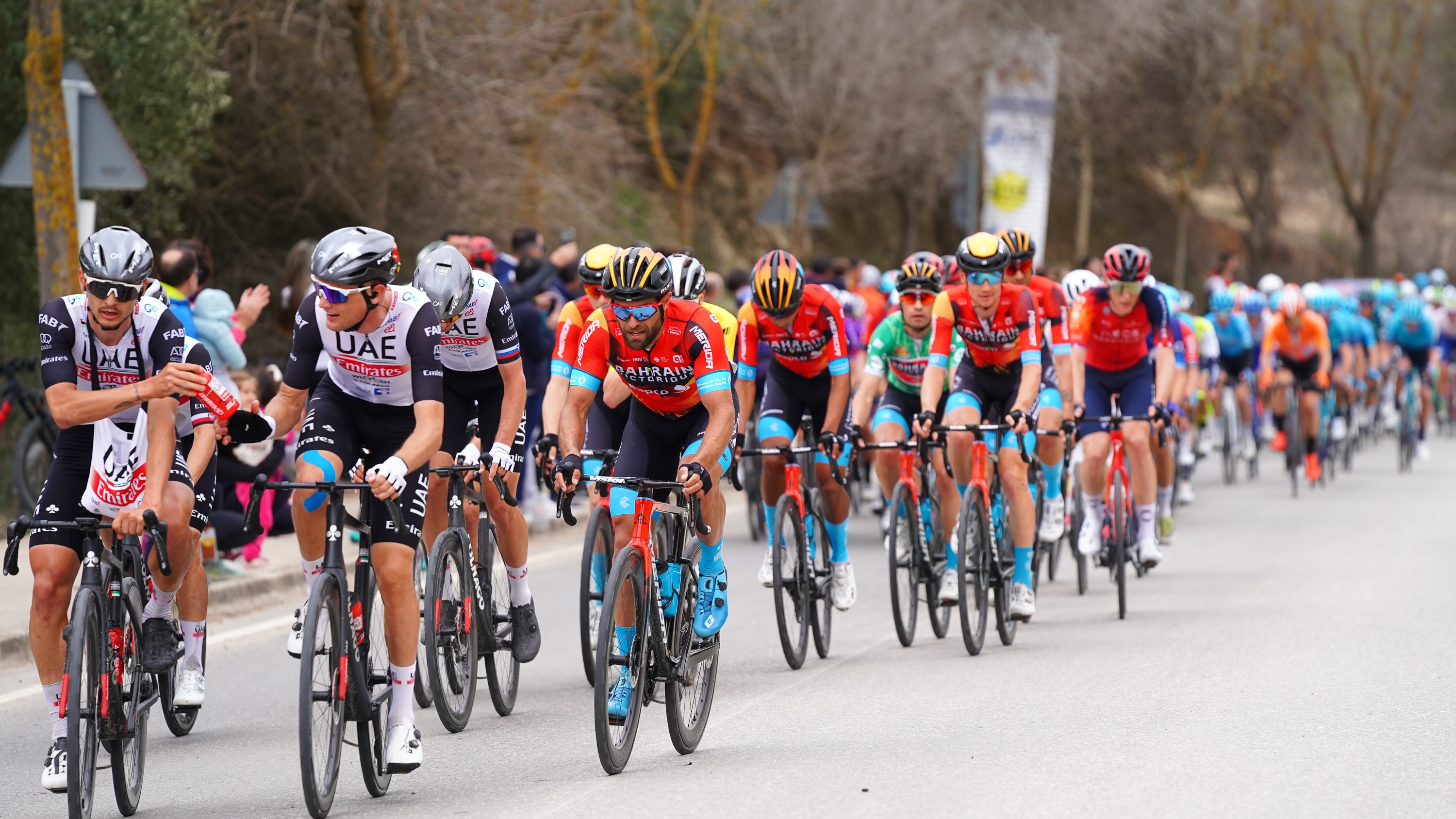 Vuelta Ciclista Andalucía 2023 a su paso por Lucena. Este año no se repetirá esta imagen
