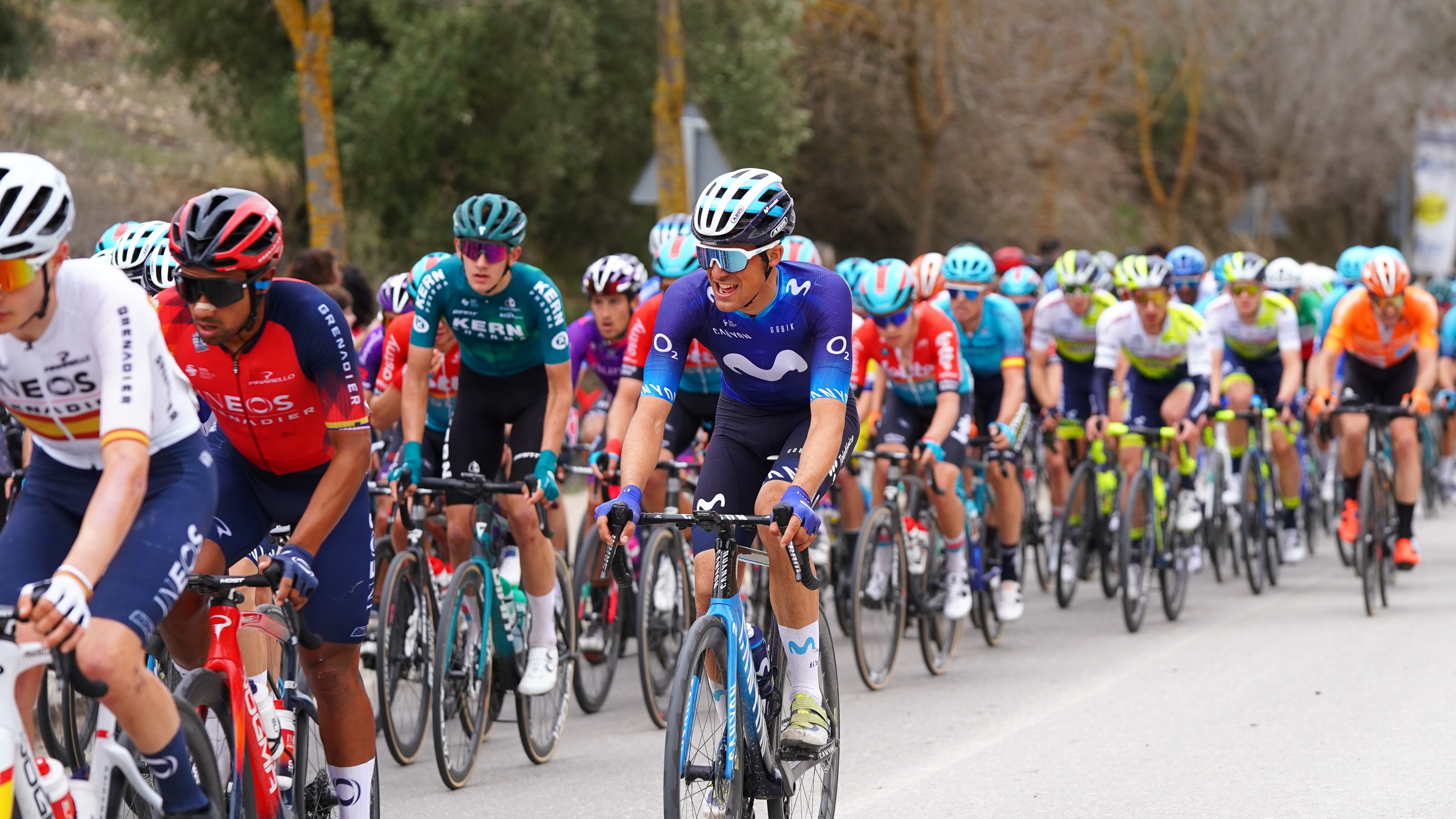 Una imagen del paso por la carretera de la sierra de una de las etapas de la Vuelta Ciclista Andalucía en 2023