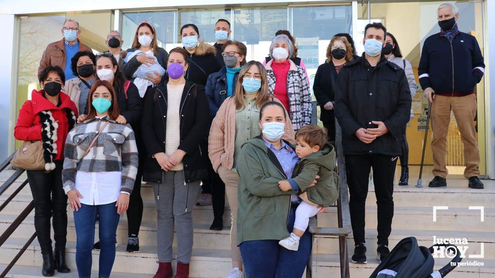  Una de las concentraciones de madres a las puertas del centro de salud Lucena II, en el pasado mes de febrero 