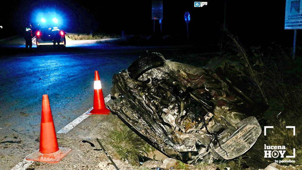  El vehículo ha quedado volcado sobre el arcén de la carretera. 