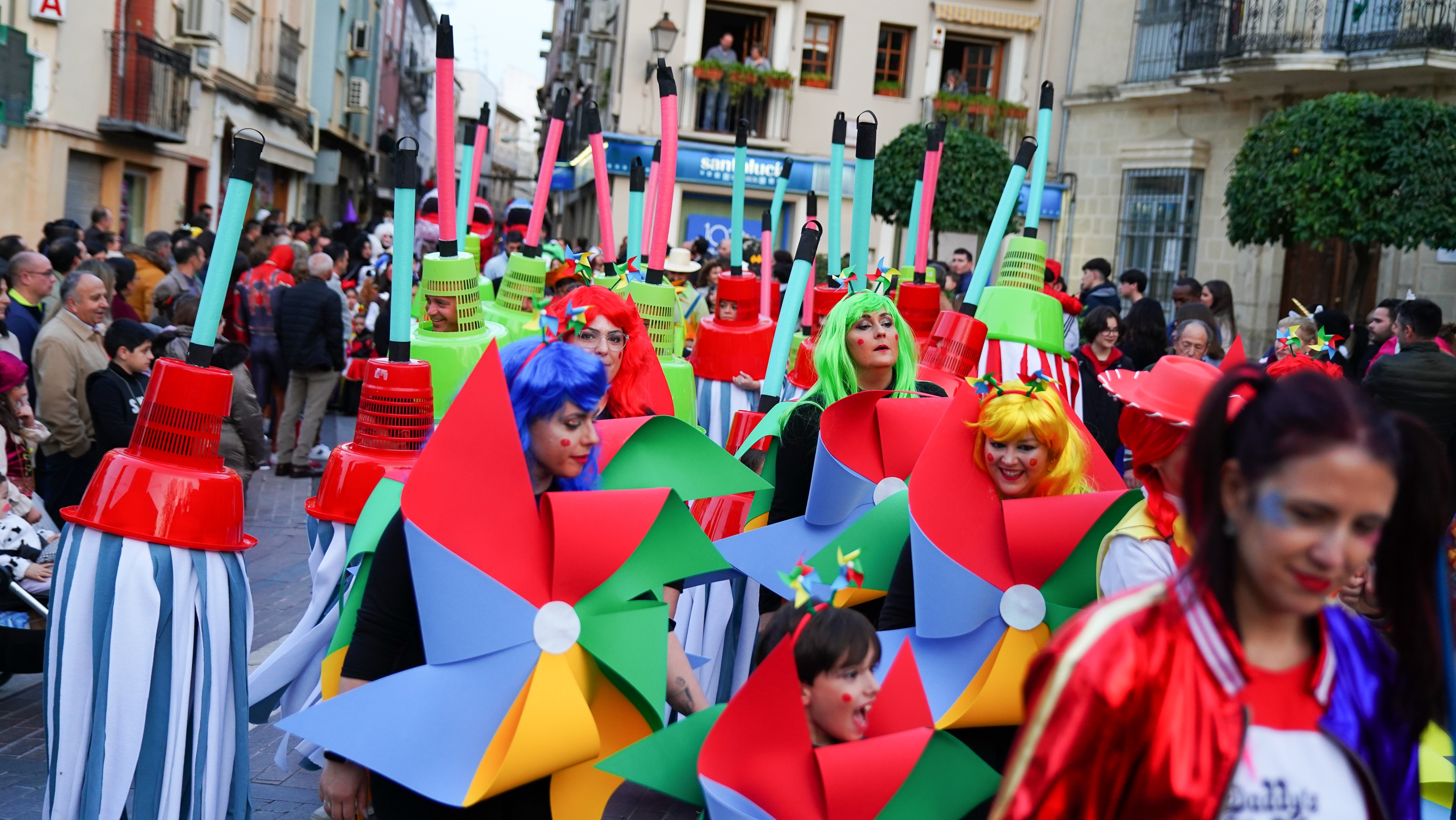 Una imagen de la pasada edición del pasacalles de Carnaval en Lucena