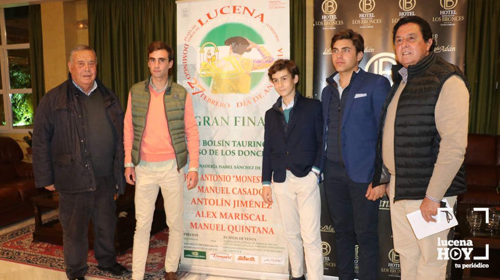  Tomás Campuzano y Antonio Somé junto a tres de los cinco finalistas del certamen 