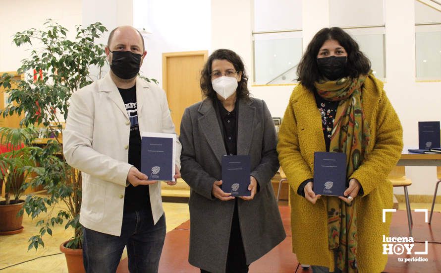  Jacob Lorenzo, Beatriz Ruiz y Mamen Beato con el libro presentado ayer 