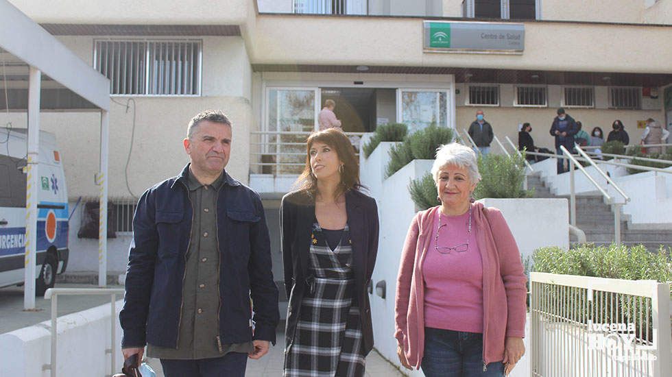  José Antonio Ranchal, Martina Velarde y Margarita Jiménez junto al Centro de Salud Lucena I 