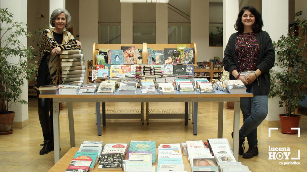  Teresa Ferrer y Mamen Beato junto a los nuevos libros incorporados a la Biblioteca Municipal 