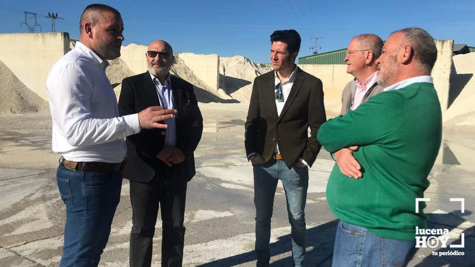  Un momento de la visita de los representantes de Vox a una empresa lucentina 