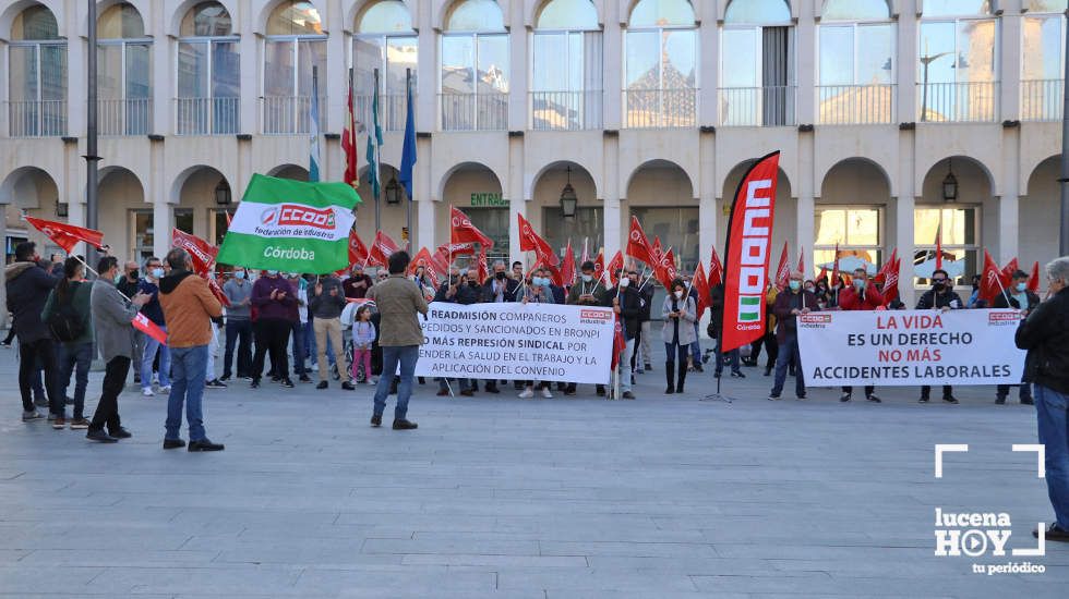  Asistentes a la concentración convocada por CCOO en la Plaza Nueva 