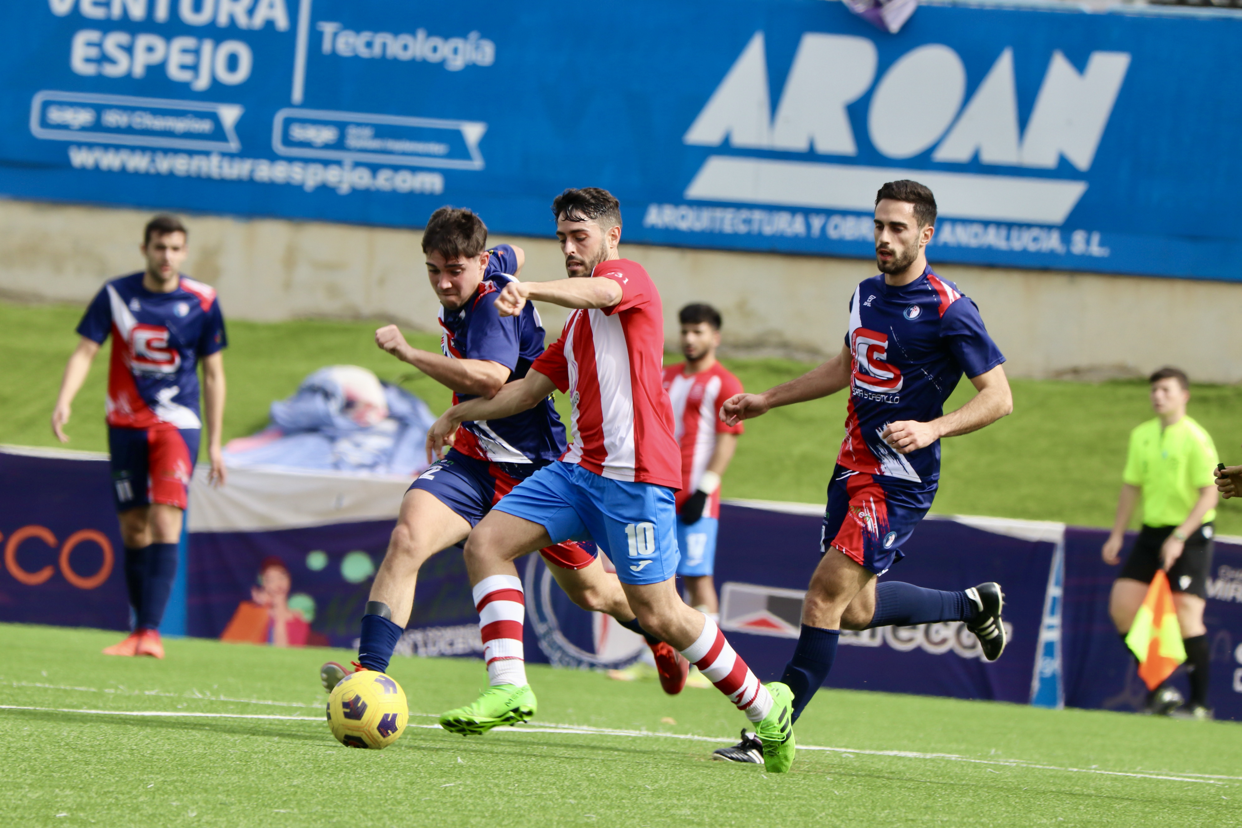 Pugna por el balón entre jugadores del CD Lucecor y CD Montalbeño