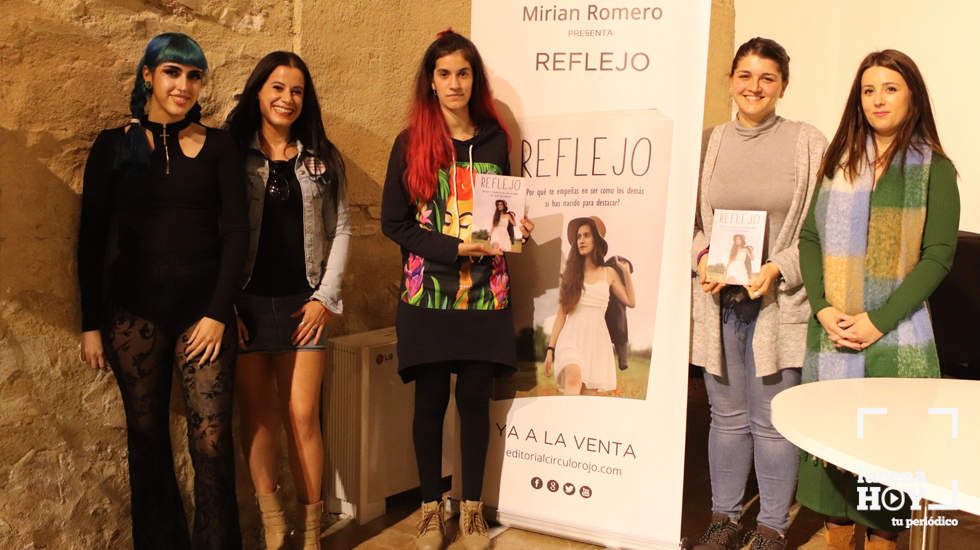  Miriam Romero junto a Mamen Beato y tres de las participantes en "Reflejo" 