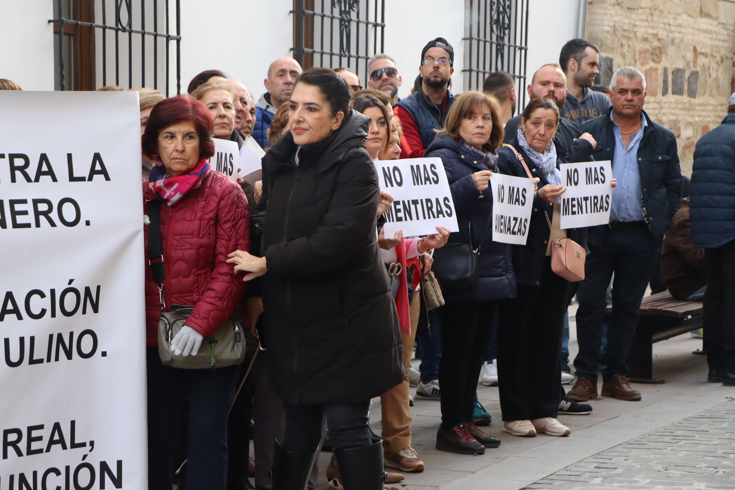 Manifestación Jauja ante el juzgado de Lucena