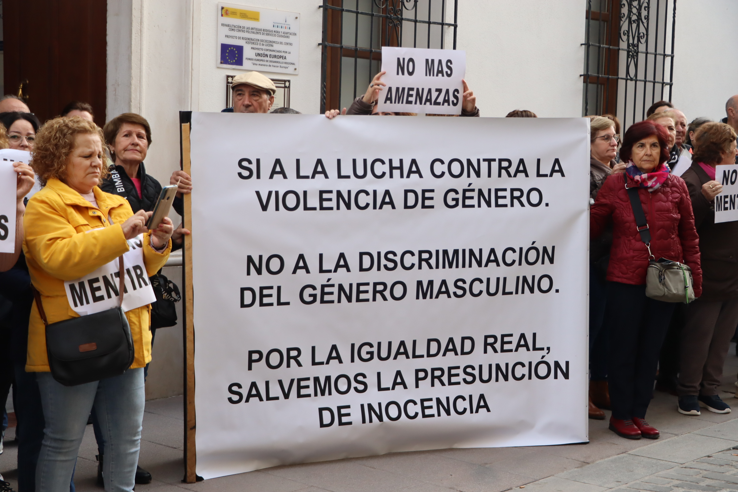 Manifestación Jauja ante el juzgado de Lucena