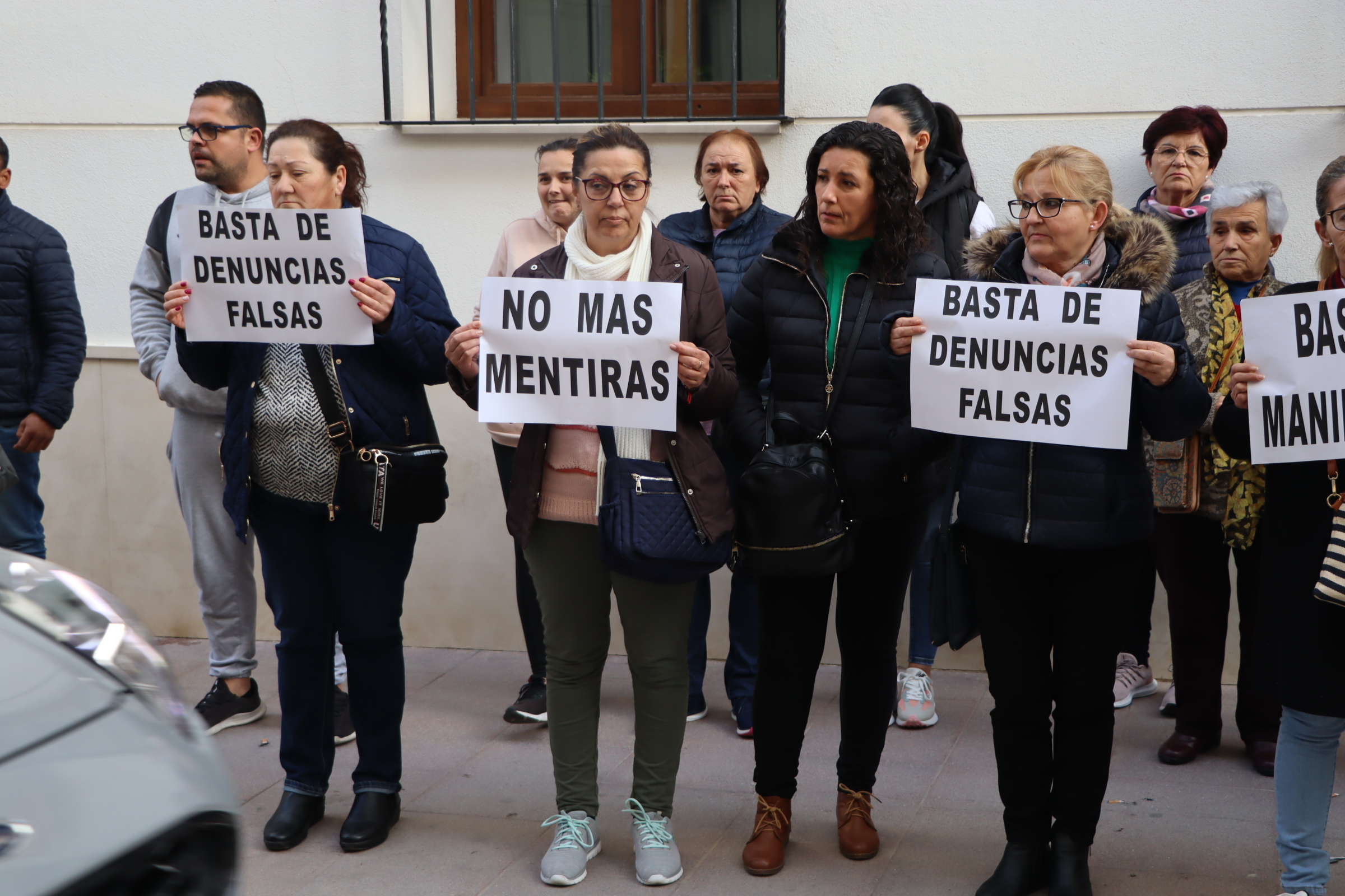 Manifestación Jauja ante el juzgado de Lucena