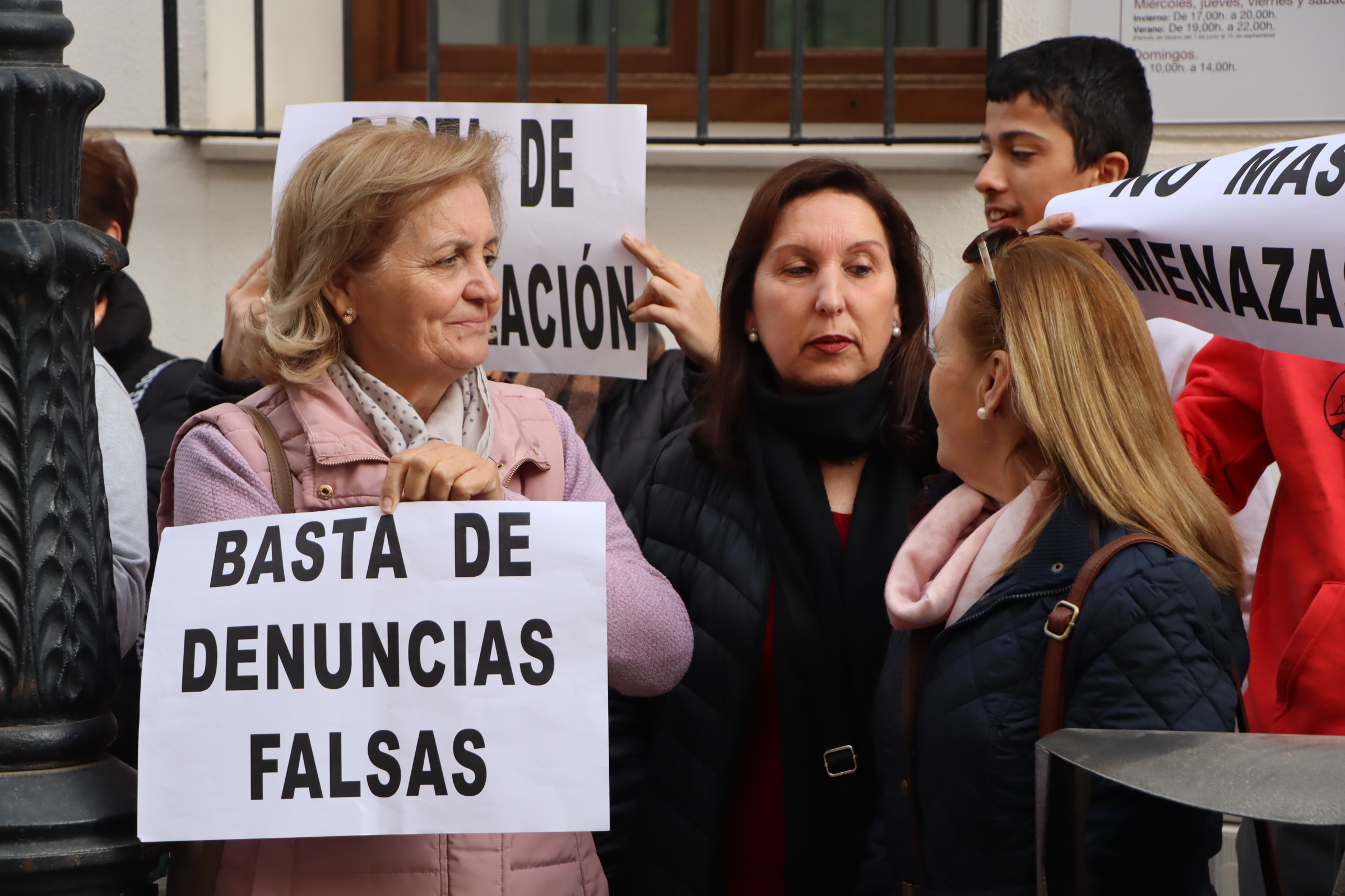 Manifestación Jauja ante el juzgado de Lucena