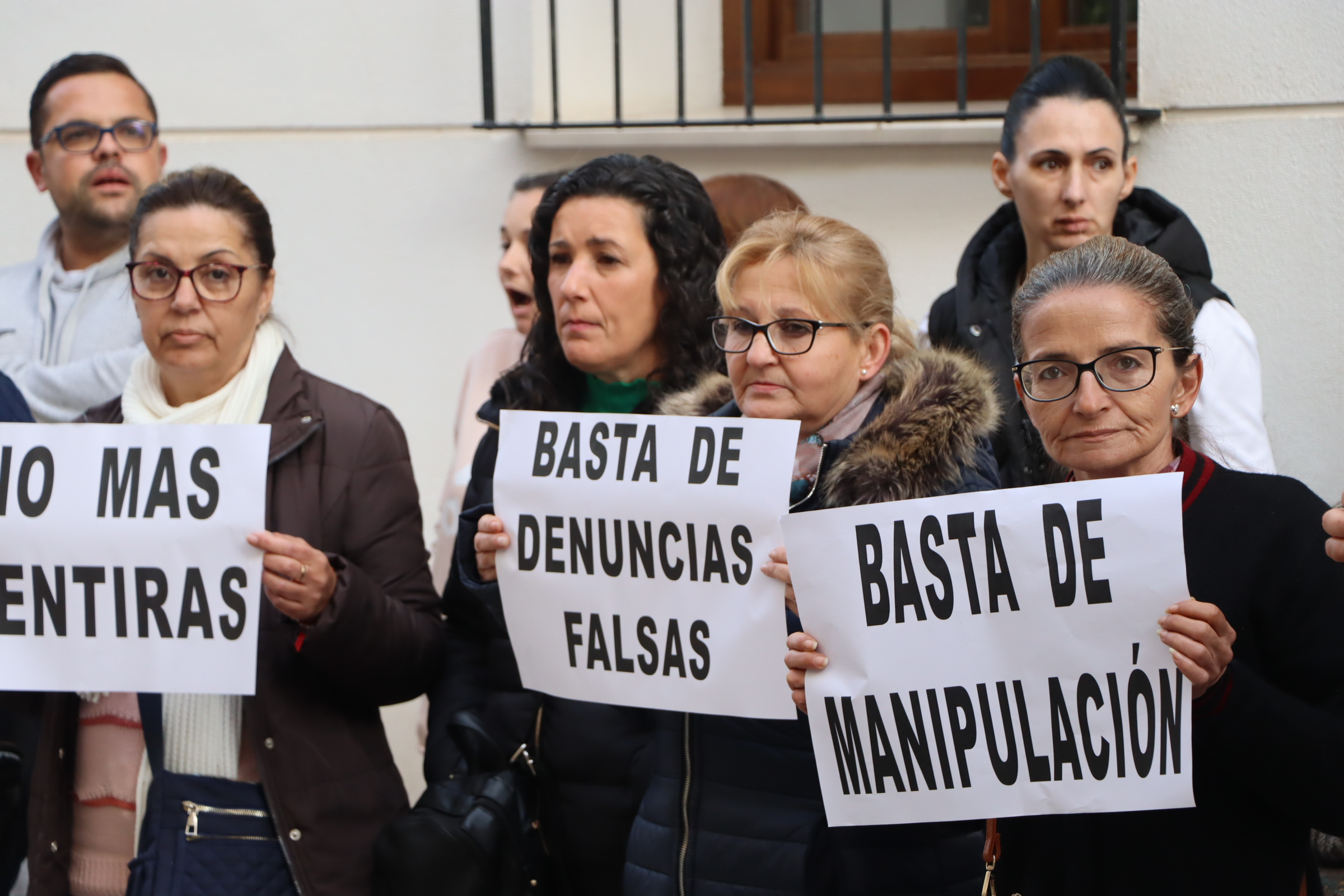 Manifestación Jauja ante el juzgado de Lucena