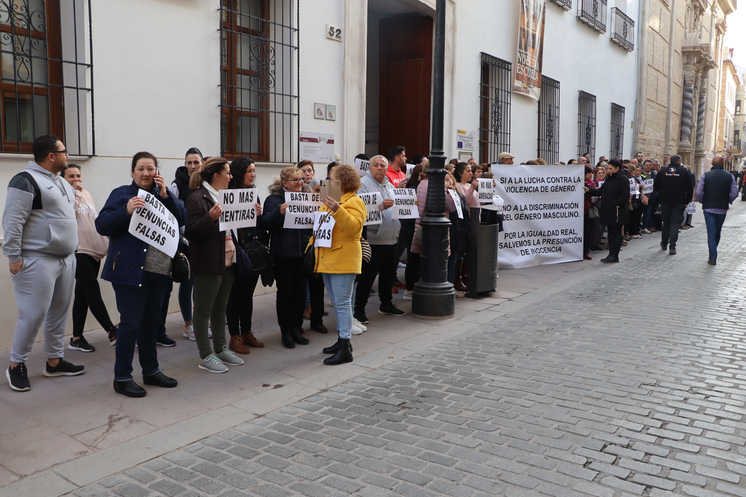 Manifestación Jauja ante el juzgado de Lucena