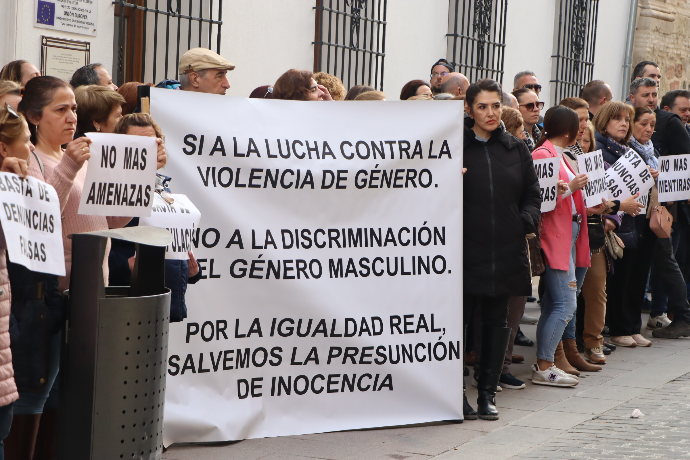 Manifestación Jauja ante el juzgado de Lucena