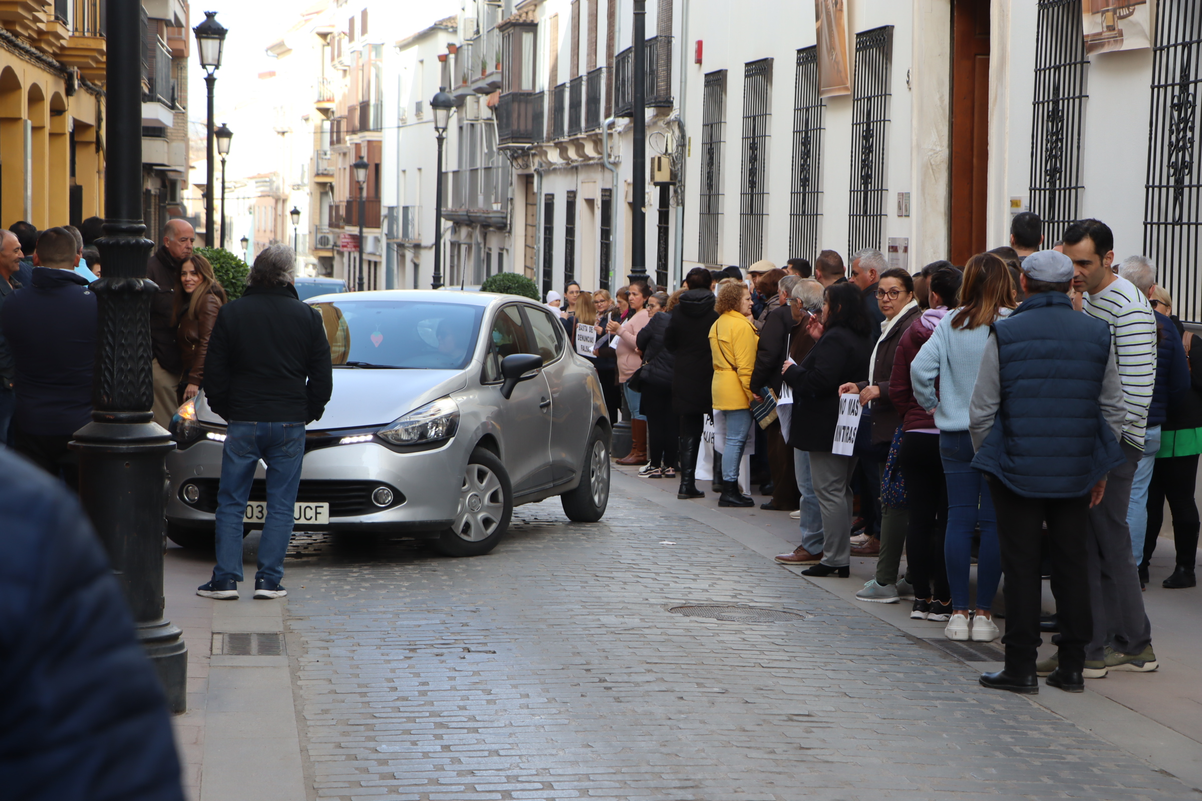 Manifestación Jauja ante el juzgado de Lucena